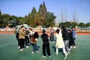 包含河南建业队员团结协作，斗志昂扬的词条