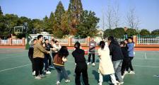 包含河南建业队员团结协作，斗志昂扬的词条