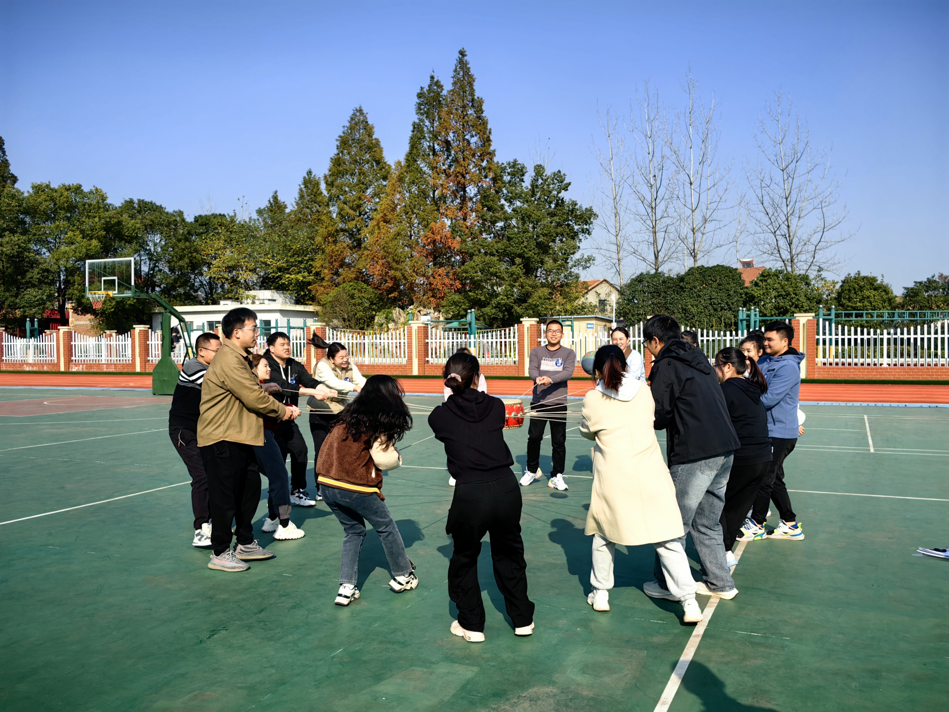 包含河南建业队员团结协作，斗志昂扬的词条