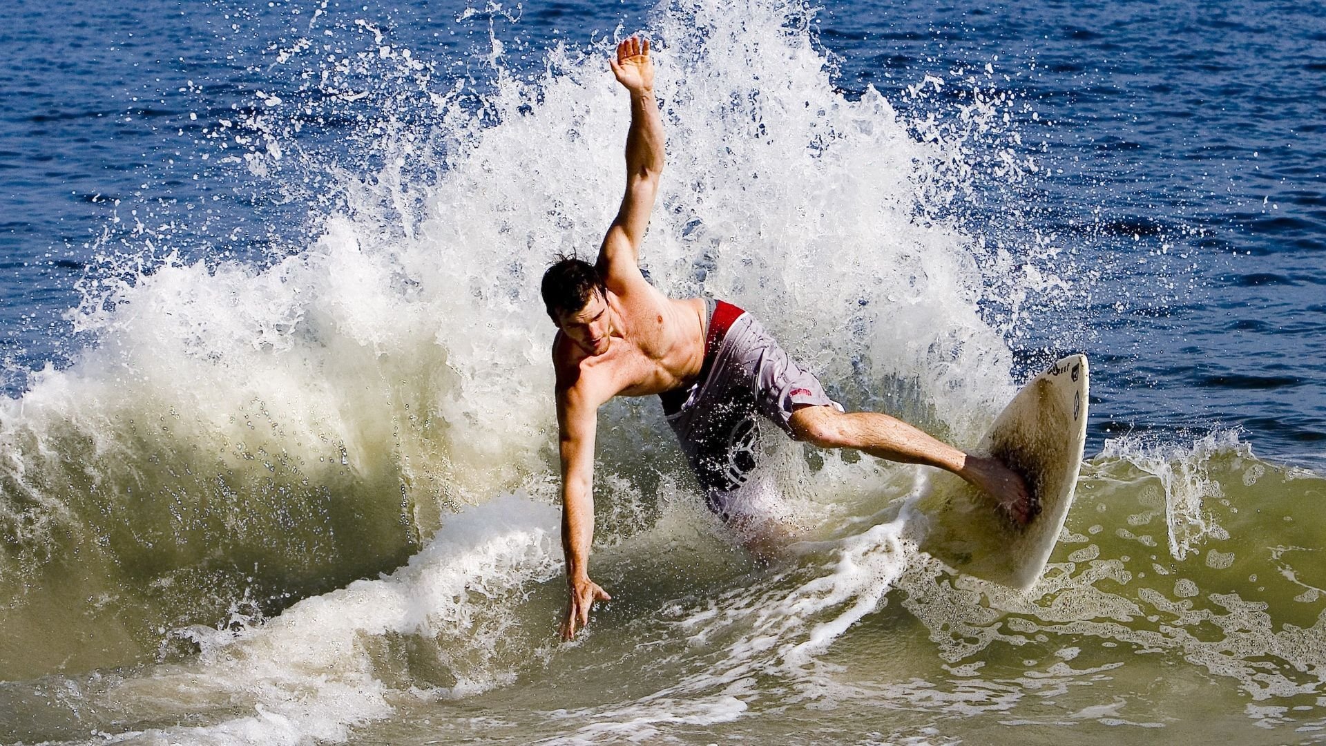 F1赛车赛场焦点！美国队对阵荷兰队，主力缺阵，替补球员挺身而出